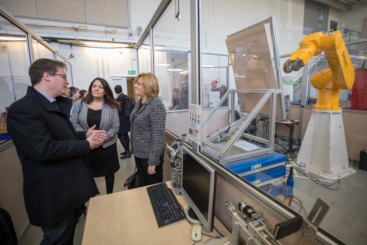 La Vice-présidente de la Région Ile-de-France, Faten HIDRI, et la commissaire européenne Corina CREŢU avec le directeur du CEA List (membre fondateur de DigiHall), Philippe Watteau. © Hugues-Marie Duclos