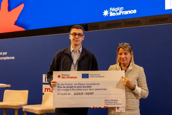 Deux représentants du bailleur Elogie-Siemp reçoivent le prix du projet le plus durable, pour la rénovation énergétique de 225 logements rue Duris à Paris