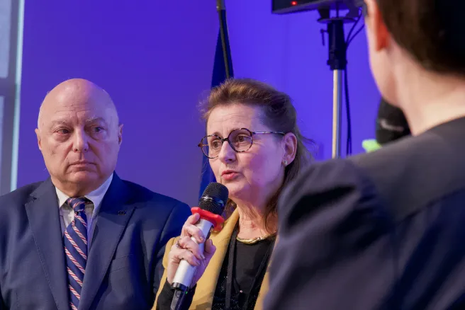 Christine Colleville intervient au micro lors de la remise du label d'excellence à Nanterre