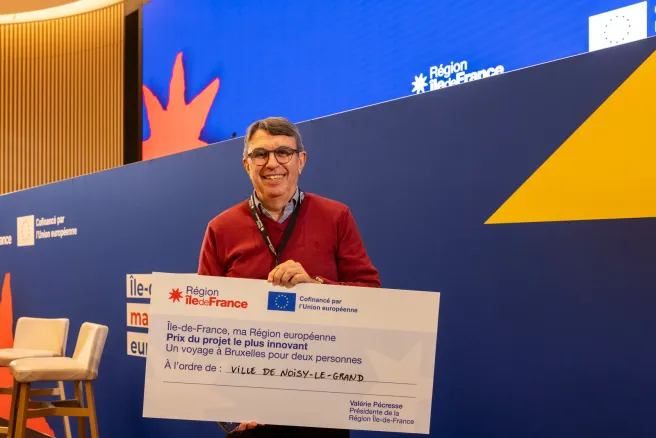 Philippe Sajhau, Directeur de la ville intelligente, de l’innovation et de la donnée de la ville de Noisy-le-Grand, reçoit le chèque géant pour le projet le plus innovant