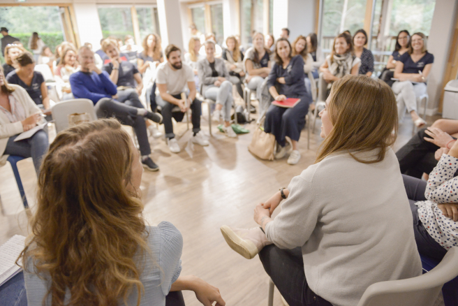 Lors d'un séminaire du Parcours Entrepreneur organisé par Ticket for Change en 2021 Lors d'un séminaire du Parcours Entrepreneur organisé par Ticket for Change en 2021