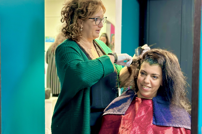 L’association Josephinea développé dans son salon de beauté solidaire du 18e arrondissement de Paris, une approche innovante d’accompagnements individuels et collectifs autour de soins socio-esthétiques, de beauté, de bien-être, utilisés comme de véritables outils d’accompagnement et de remobilisation. Une femme en coiffe une autre
