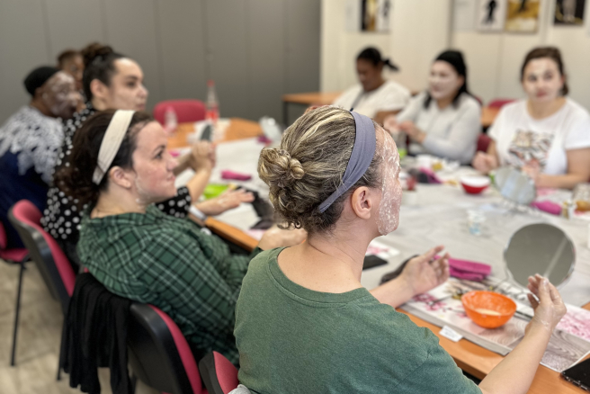 L’association Josephinea développé dans son salon de beauté solidaire du 18e arrondissement de Paris, une approche innovante d’accompagnements individuels et collectifs autour de soins socio-esthétiques, de beauté, de bien-être, utilisés comme de véritables outils d’accompagnement et de remobilisation. Des femmes parlent autour d'une table et de produits de beauté