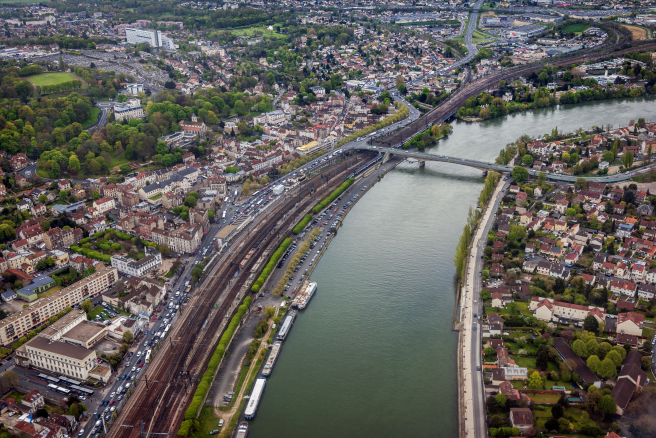Vue aérienne de la banlieue parisienne vers l'aéroport d’Orly