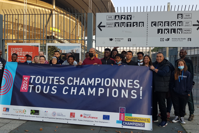 Un groupe de participants devant le stade de France, à Saint-Denis Un groupe de participants devant le stade de France, à Saint-Denis