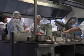 Personnes en train de se former à la pâtisserie
