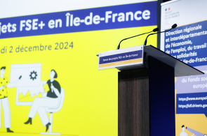 Pupitre et diapositive de présentation du Forum des projets FSE+ en Ile de France lors de l'ouverture de l'évènement Pupitre et diapositive de présentation du Forum des projets FSE+ en Ile de France lors de l'ouverture de l'évènement