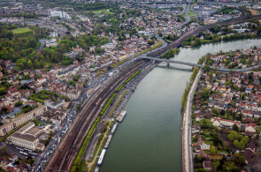 Vue aérienne de la banlieue parisienne vers l'aéroport d’Orly