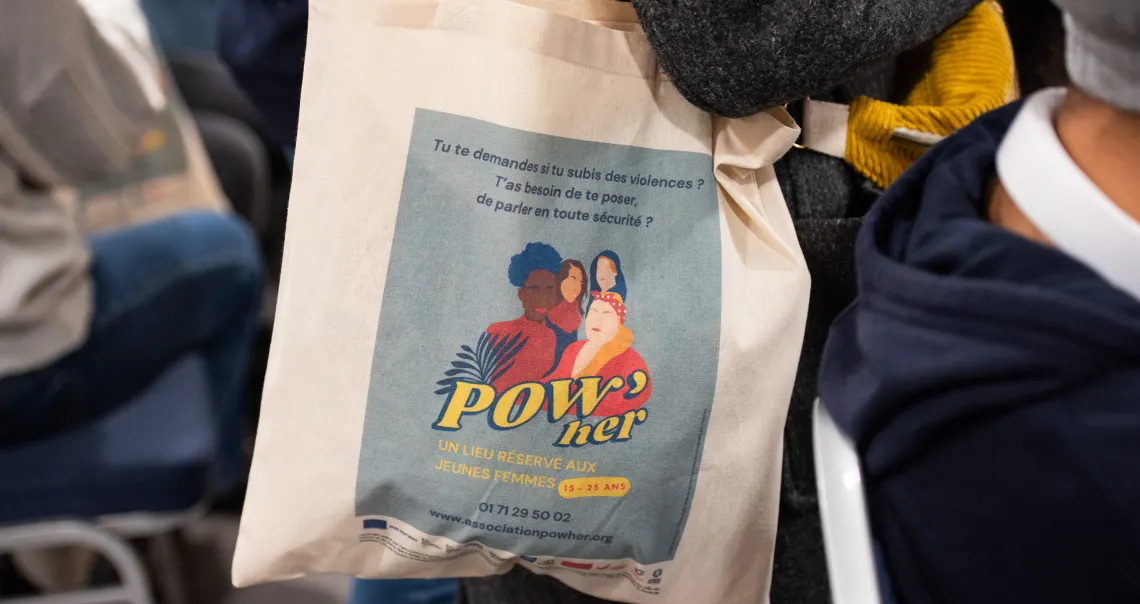 Tote bag décoré du logo et des informations de contact du LAO Pow'her