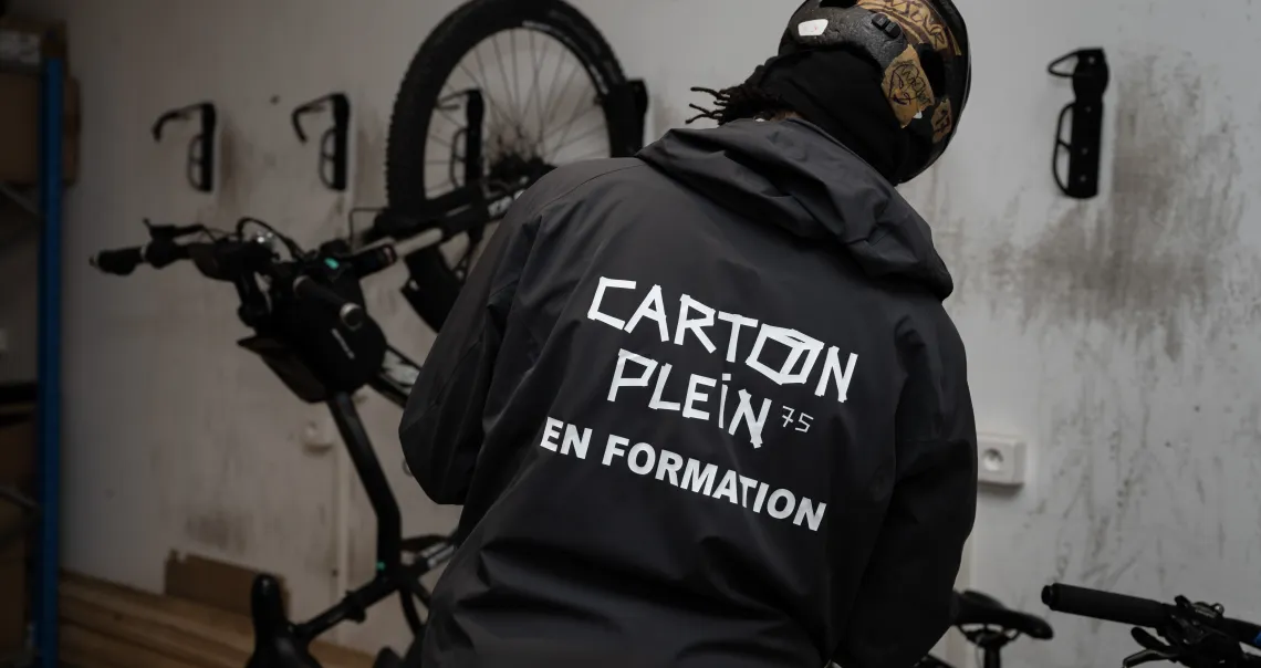 Un mécanicien vélo en formation dans l'atelier de Carton Plein