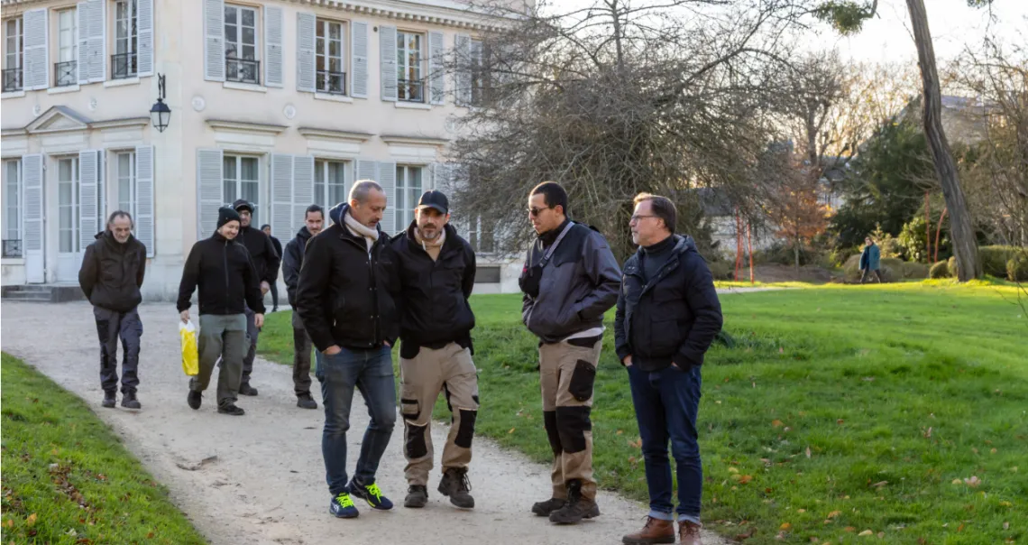 Un groupe de salariés en insertion en extérieur