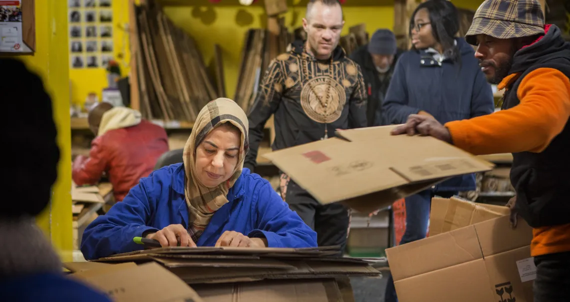 Des salariés en insertion conditionnent les cartons au sein de l'atelier de Carton plein