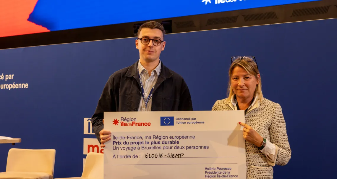 Deux représentants du bailleur Elogie-Siemp reçoivent le prix du projet le plus durable, pour la rénovation énergétique de 225 logements rue Duris à Paris