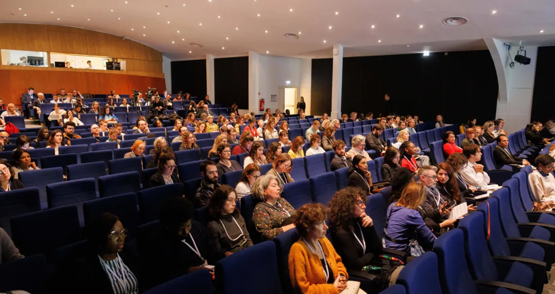 Public assistant à la réunion plénière dans l'auditorium
