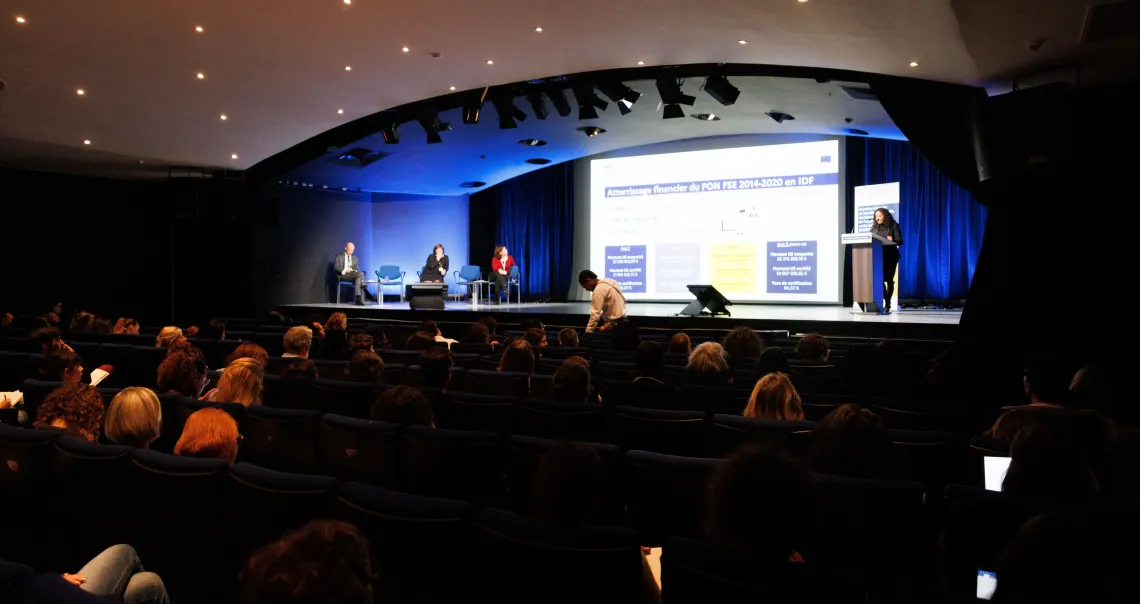 Scène de l'auditorium durant la réunion plénière