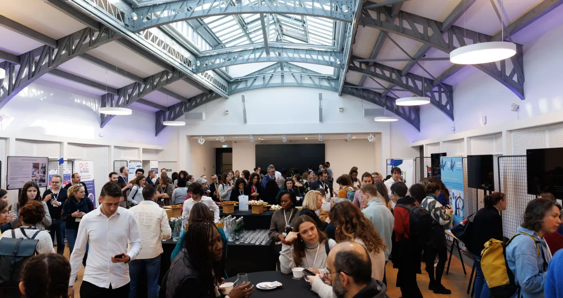 L'Espace Forum, où sont positionnés les stands des organismes intermédiaires franciliens, pendant le temps du déjeuner