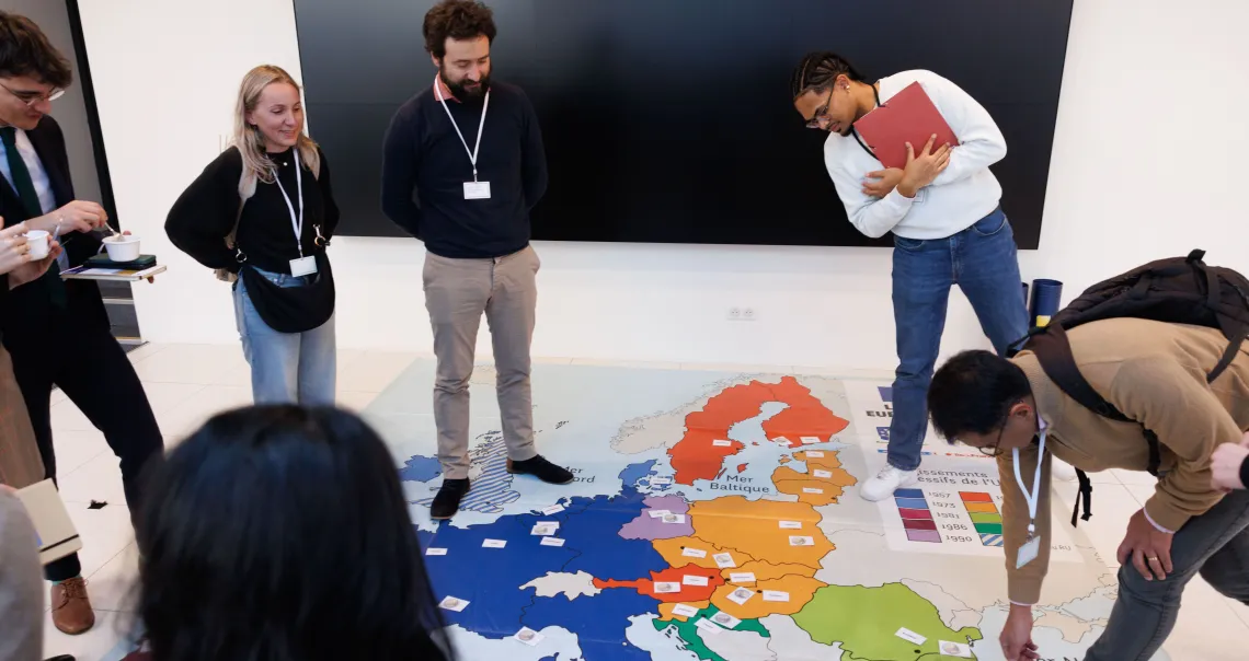 Animation autour d'une carte de l'Europe organisée sur le temps du déjeuner
