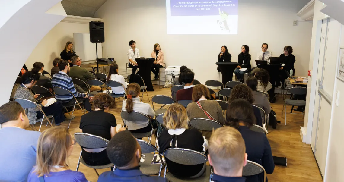Intervenants et participants lors de la table ronde « Du repérage à l’emploi : comment le FSE+ peut-il être mobilisé sur tout le parcours d’accompagnement d’insertion des jeunes ? »