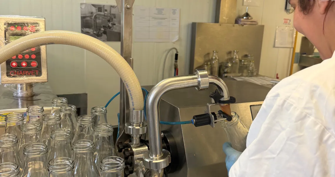 Une employée procède à la mise en bouteille de jus