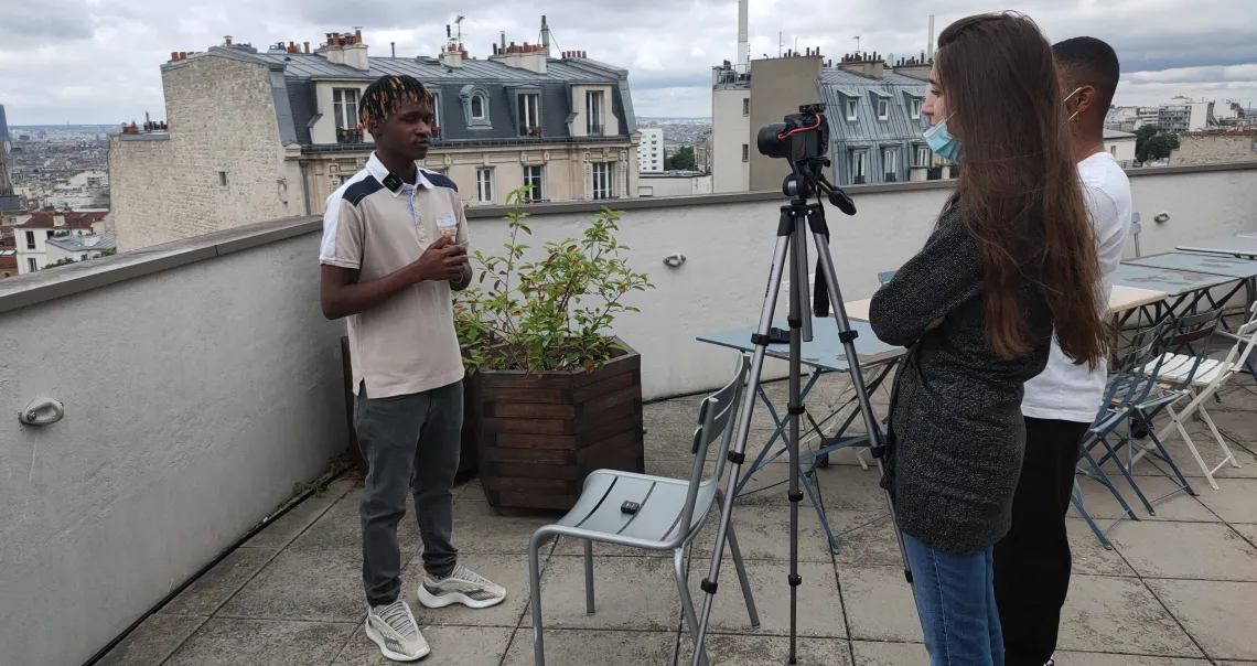 Photo d’un apprenti interviewé par deux membres de l’ANAF, dans le cadre du programme Filme ton Job, sur les toits de Paris