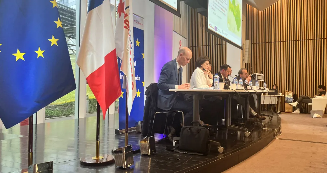 Une photo du Comité régional de suivi interfonds qui s'est réuni le 29 mars 2024, afin d'évaluer la progression du déploiement du FEDER et du FSE+ dans la région.