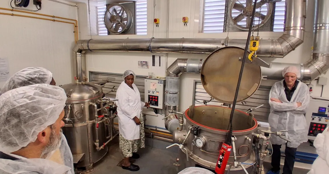 Des employés procède à la fabrication de jus dans le laboratoire de la ferme