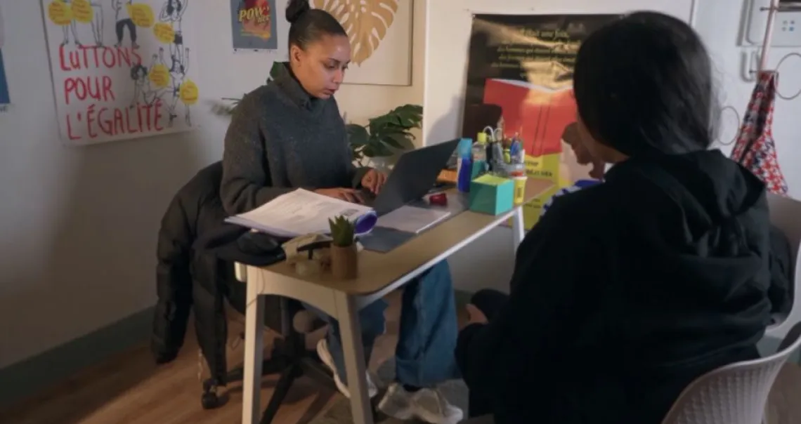 Une éducatrice en entretien avec une jeune femme
