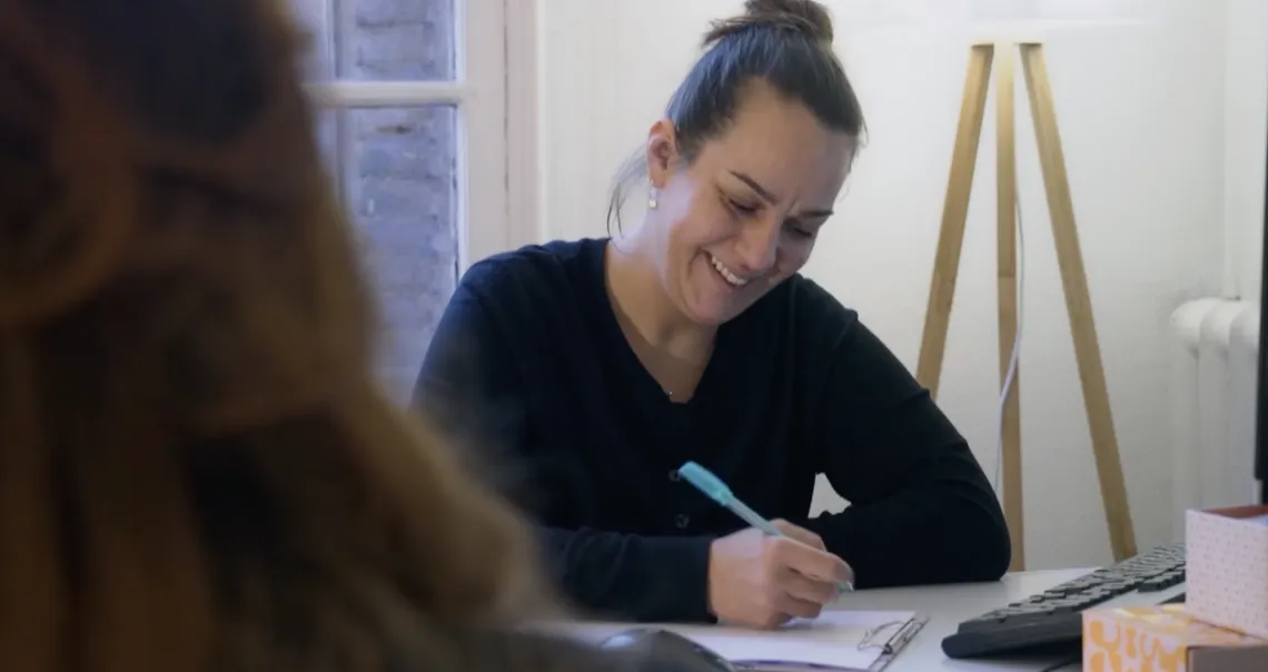 La Cheffe de service lors d'un entretien avec une jeune femme