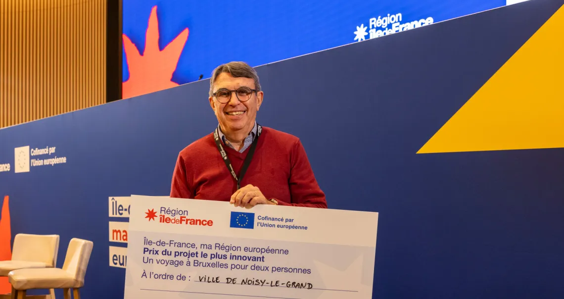 Philippe Sajhau, Directeur de la ville intelligente, de l’innovation et de la donnée de la ville de Noisy-le-Grand, reçoit le chèque géant pour le projet le plus innovant