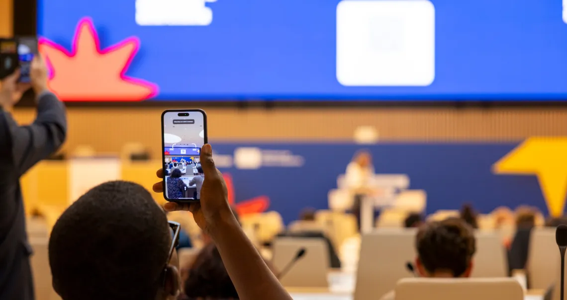 Un participant scanne le QR Code pour voter