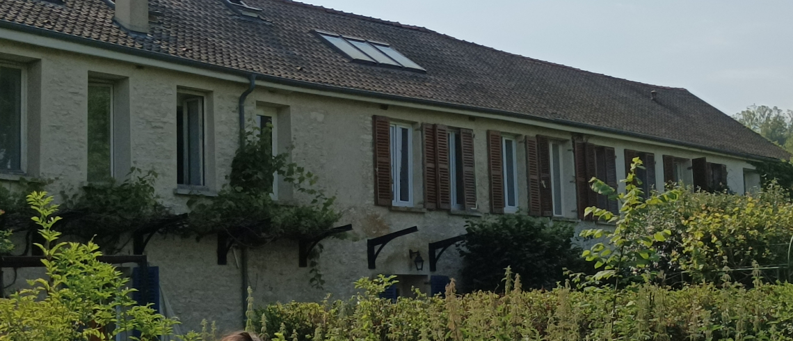 La photo illustre l’association du Moulin de Pont Rû vue de l’extérieur