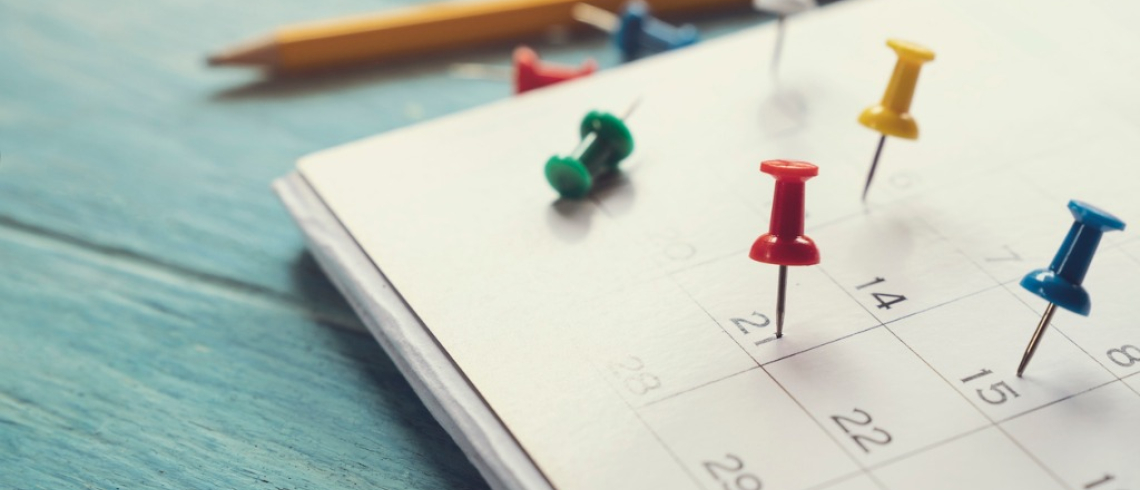 Image d'un calendrier remplit de punaises