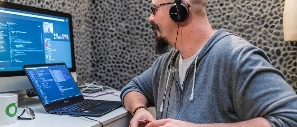 Photo d'un bénéficiaire d'une formation de développeur web à distance