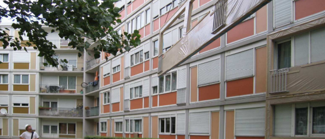 Vue extérieure d'une résidence réhabilitée dans le Val-d'Oise