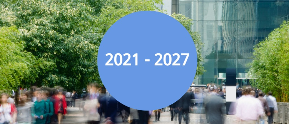L'image présente une ville animée et arborée, sur laquelle un cercle bleu central indique « 2021 - 2027 »
