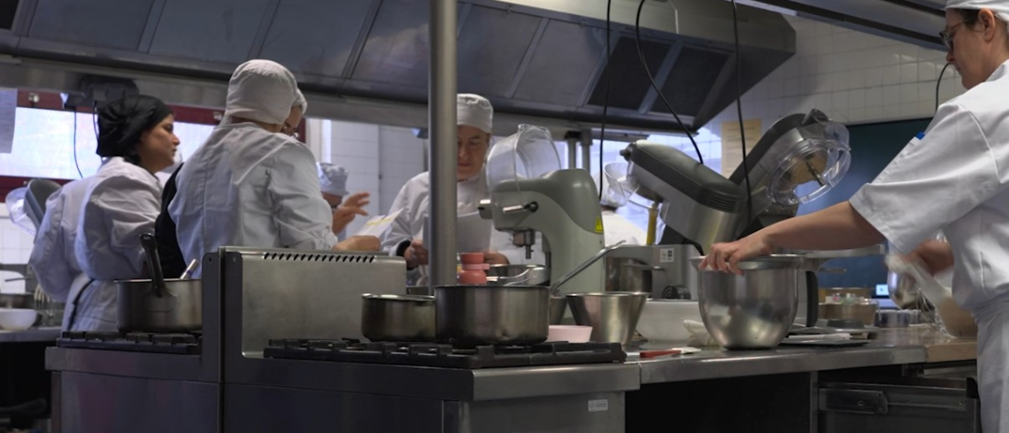 Personnes en train de se former à la pâtisserie