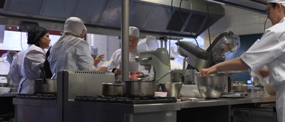 Personnes en train de se former à la pâtisserie