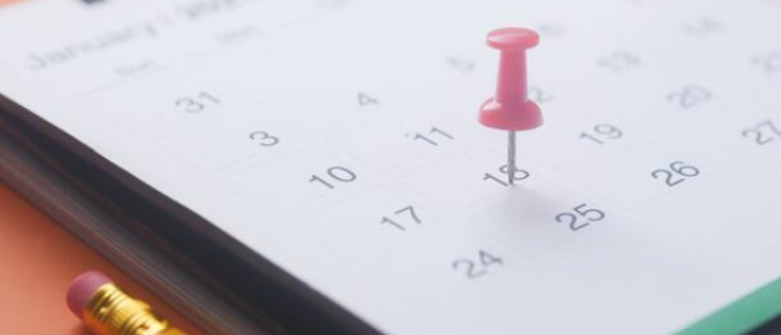 Image d'un calendrier avec une punaise