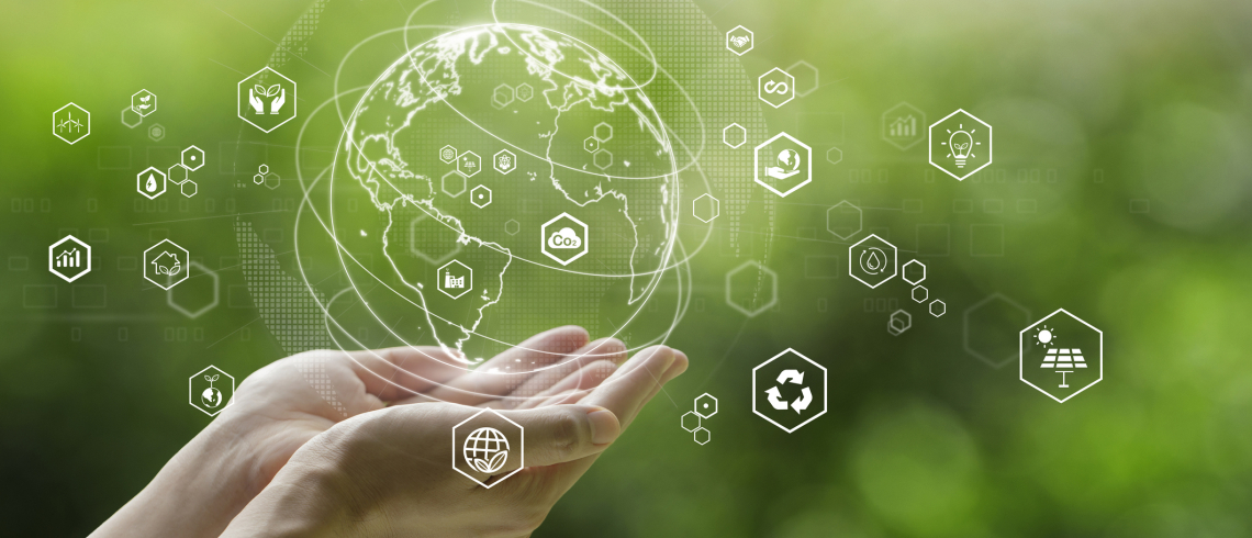 L'image présente deux mains tenant un globe numérique entouré d’icônes symbolisant l’écologie, l’énergie durable et la protection de l’environnement.