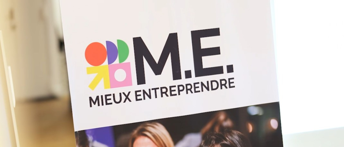 La photo présente un kakémono lors d'un événement de l'association Mieux Entreprendre 93