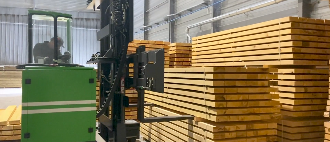 Photo d'un ouvrier et de palettes biosourcées