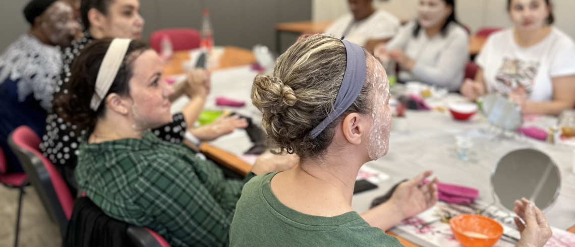 Des femmes parlent autour d'une table et de produits de beauté