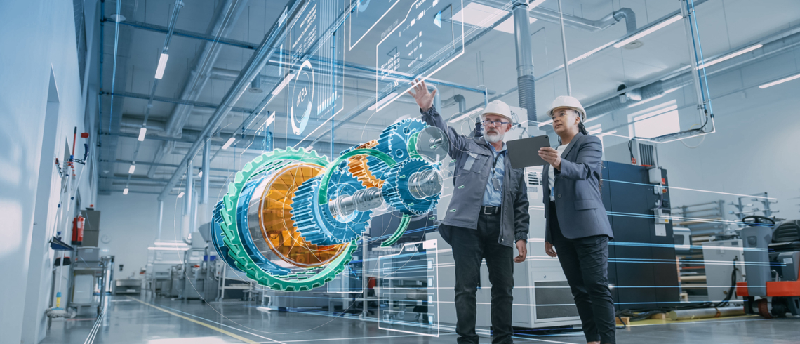L'image présente deux personnes dans une usine, examinant un hologramme d’engrenages