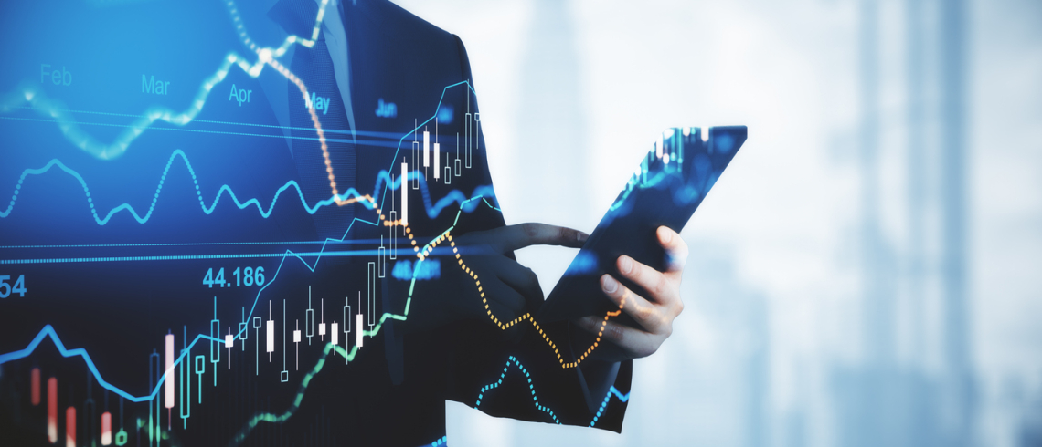 Image d’un homme tenant un téléphone, avec une multitude de graphiques affichés au premier plan