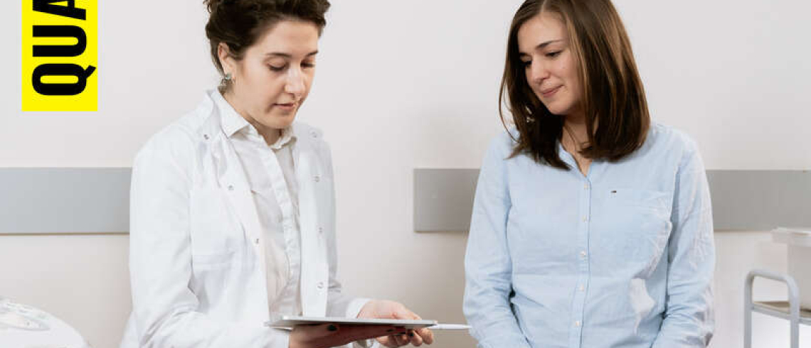 La photo montre une victime d’agression sexuelle en consultation avec une médecin