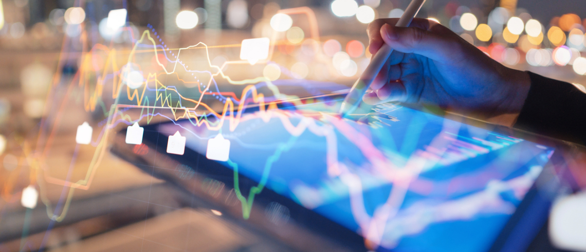  L’image illustre une personne écrivant sur une tablette, avec plusieurs graphiques mis en avant