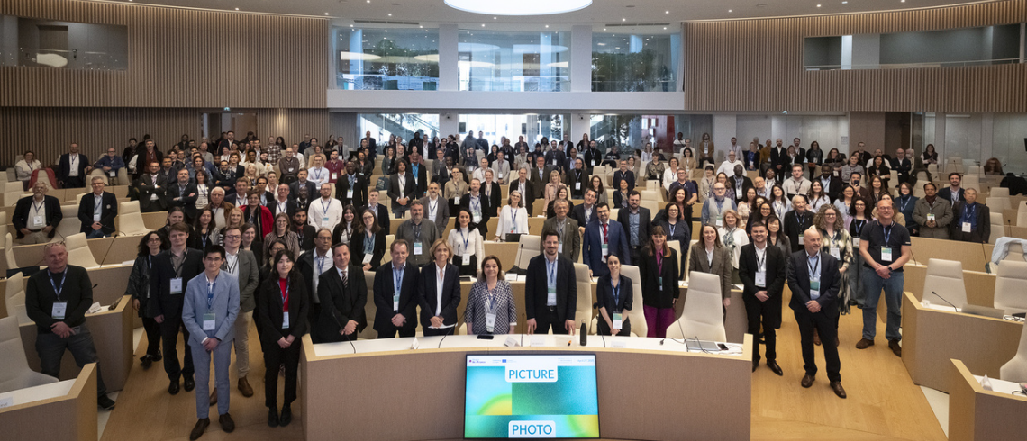 Les nombreux participants au symposium du numérique et de l’intelligence artificielle responsables, réunis dans l'hémicycle