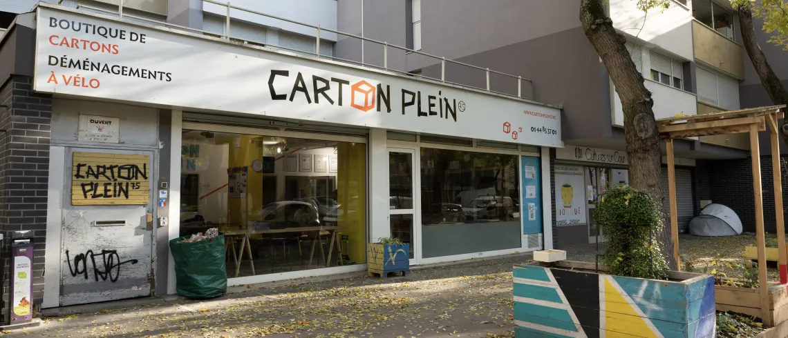 Devanture du local de l'association Carton Plein, qui héberge une boutique de cartons et un atelier de préparation de déménagements à vélo