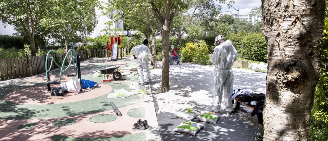 Photo de la rénovation d'une aire de jeux, Porte de Clignancourt à Paris