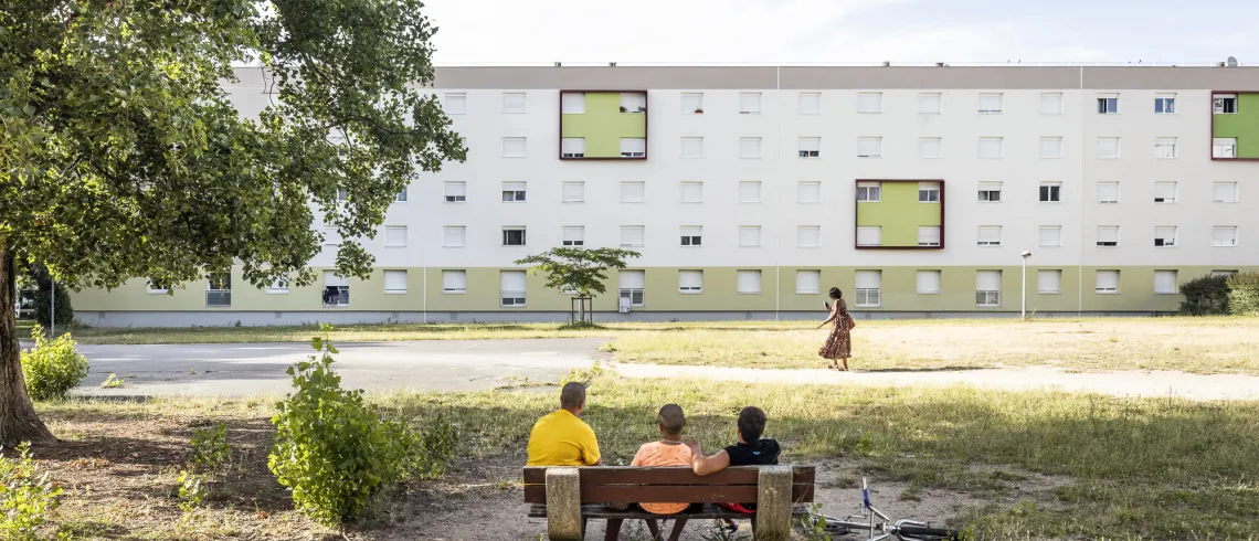 A Créteil, entre 2015 et 2019, la réhabilitation thermique de 23 immeubles du quartier Mont-Mesly, portée par Créteil Habitat, a permis l'amélioration du classement énergétique de 625 ménages